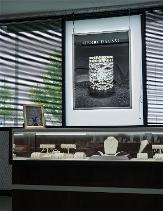 Find out how Diamonds Direct maximizes their store advertising with versatile illuminated displays.