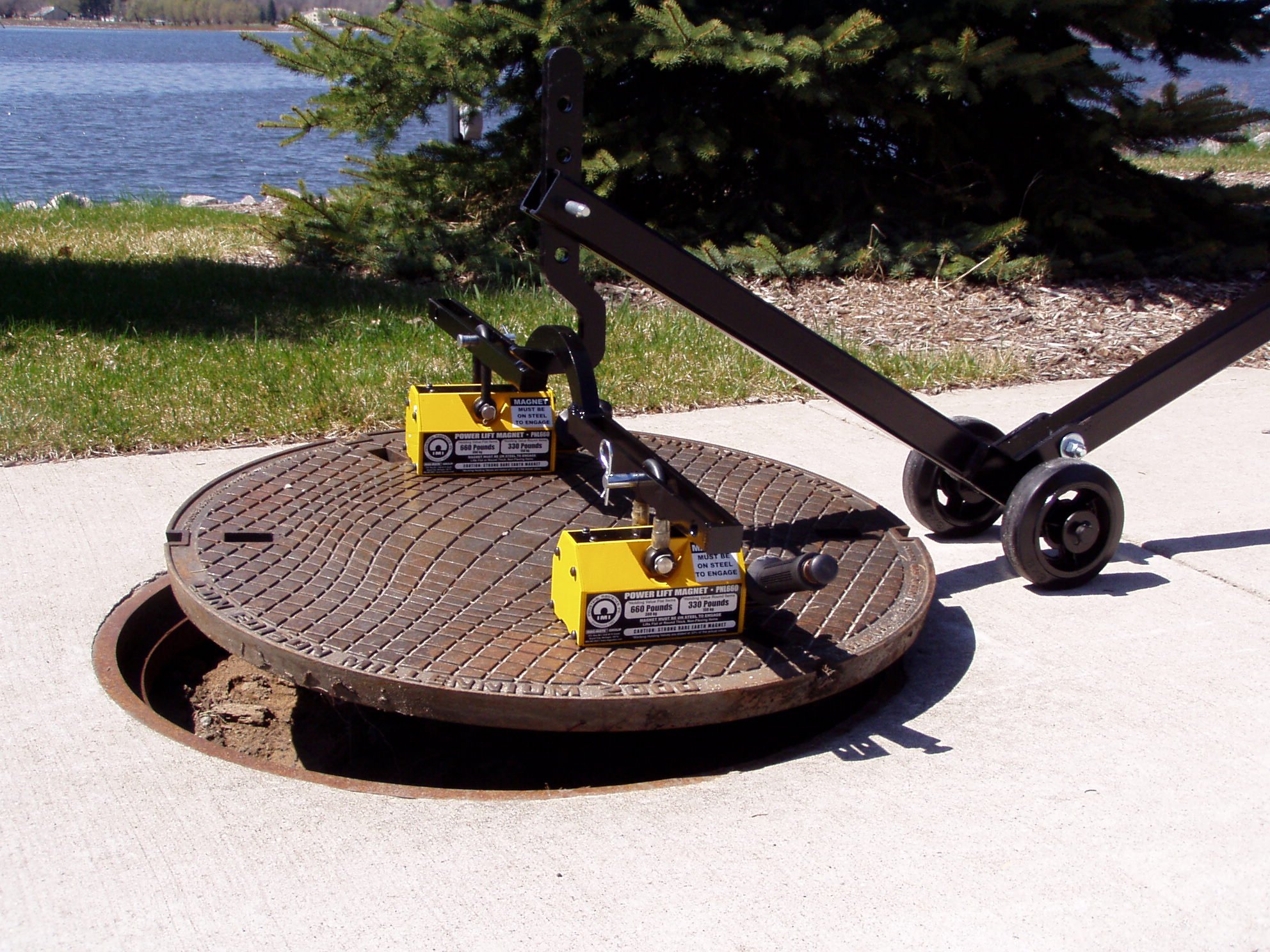 Magnetic Manhole Cover Lifts