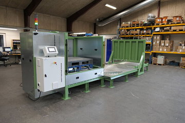 Palletless container loading of bags and boxes